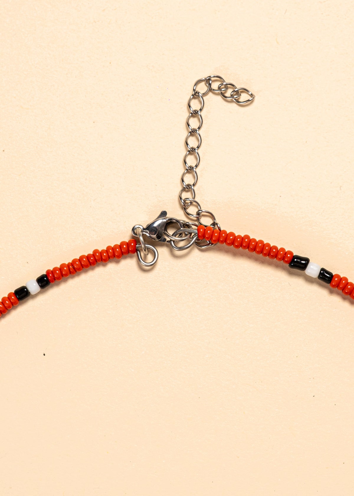 Os colares e gargantilhas indígenas de miçangas ou sementes são jóias feitas por mulheres, carregadas de força ancestral. Conheça as artes feitas à mão e confira a beleza do artesanato indígena. Confira os colares com desconto no nosso Bazar!