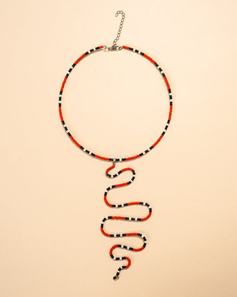 Os colares e gargantilhas indígenas de miçangas ou sementes são jóias feitas por mulheres, carregadas de força ancestral. Conheça as artes feitas à mão e confira a beleza do artesanato indígena. Confira os colares com desconto no nosso Bazar!