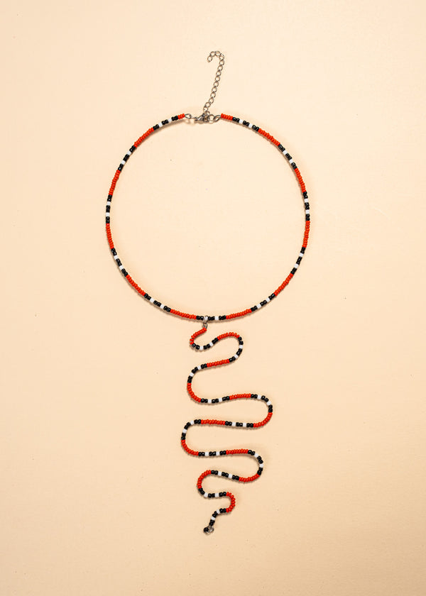 Os colares e gargantilhas indígenas de miçangas ou sementes são jóias feitas por mulheres, carregadas de força ancestral. Conheça as artes feitas à mão e confira a beleza do artesanato indígena. Confira os colares com desconto no nosso Bazar!