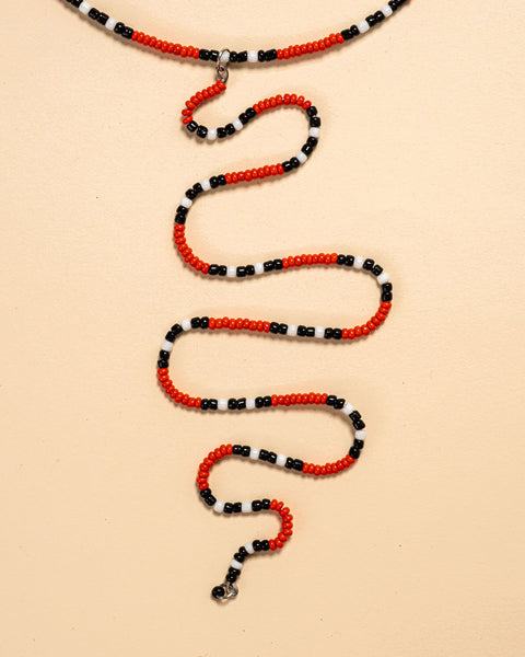 Os colares e gargantilhas indígenas de miçangas ou sementes são jóias feitas por mulheres, carregadas de força ancestral. Conheça as artes feitas à mão e confira a beleza do artesanato indígena. Confira os colares com desconto no nosso Bazar!