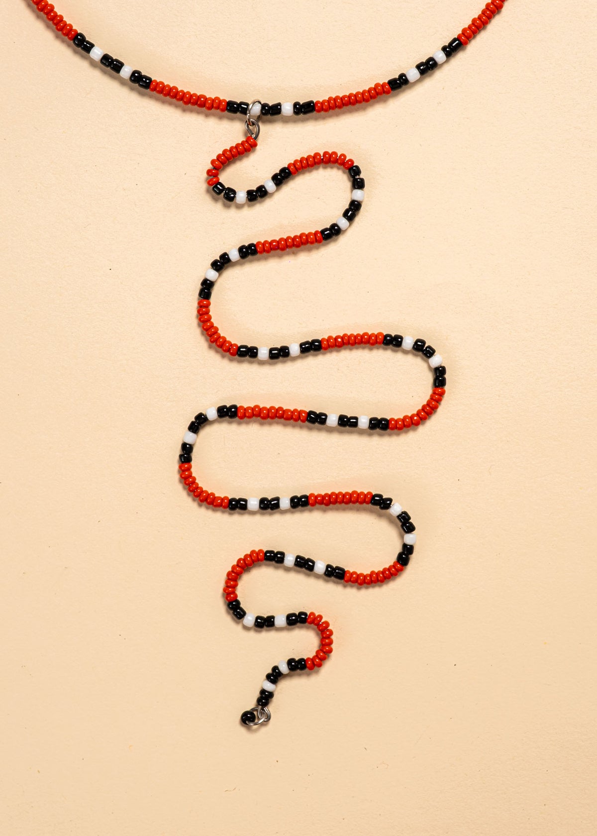 Os colares e gargantilhas indígenas de miçangas ou sementes são jóias feitas por mulheres, carregadas de força ancestral. Conheça as artes feitas à mão e confira a beleza do artesanato indígena. Confira os colares com desconto no nosso Bazar!