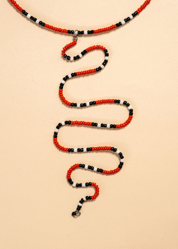 Os colares e gargantilhas indígenas de miçangas ou sementes são jóias feitas por mulheres, carregadas de força ancestral. Conheça as artes feitas à mão e confira a beleza do artesanato indígena. Confira os colares com desconto no nosso Bazar!