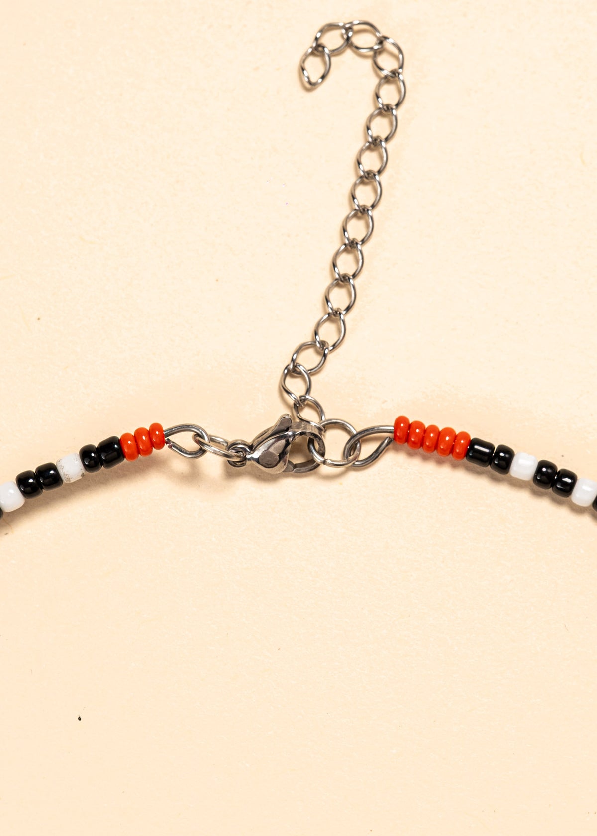 Os colares e gargantilhas indígenas de miçangas ou sementes são jóias feitas por mulheres, carregadas de força ancestral. Conheça as artes feitas à mão e confira a beleza do artesanato indígena. Confira os colares com desconto no nosso Bazar!