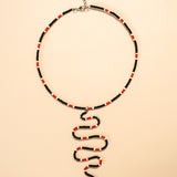 Os colares e gargantilhas indígenas de miçangas ou sementes são jóias feitas por mulheres, carregadas de força ancestral. Conheça as artes feitas à mão e confira a beleza do artesanato indígena. Confira os colares com desconto no nosso Bazar!