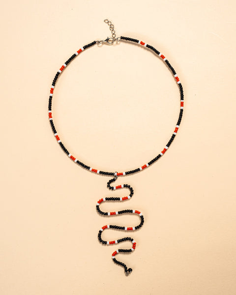 Os colares e gargantilhas indígenas de miçangas ou sementes são jóias feitas por mulheres, carregadas de força ancestral. Conheça as artes feitas à mão e confira a beleza do artesanato indígena. Confira os colares com desconto no nosso Bazar!