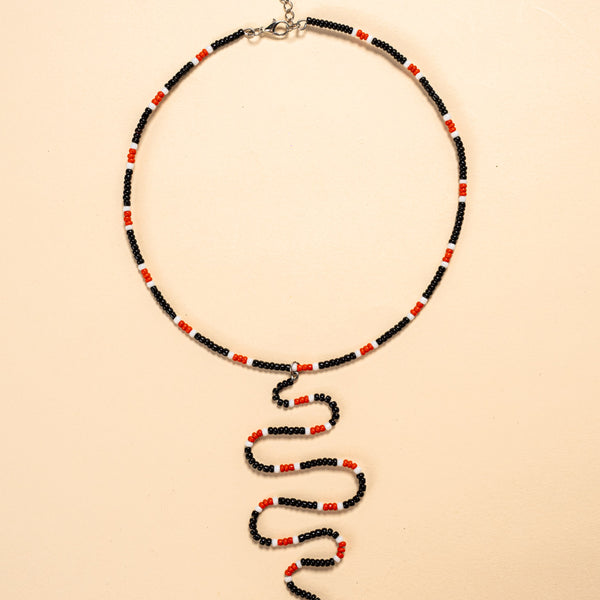 Os colares e gargantilhas indígenas de miçangas ou sementes são jóias feitas por mulheres, carregadas de força ancestral. Conheça as artes feitas à mão e confira a beleza do artesanato indígena. Confira os colares com desconto no nosso Bazar!