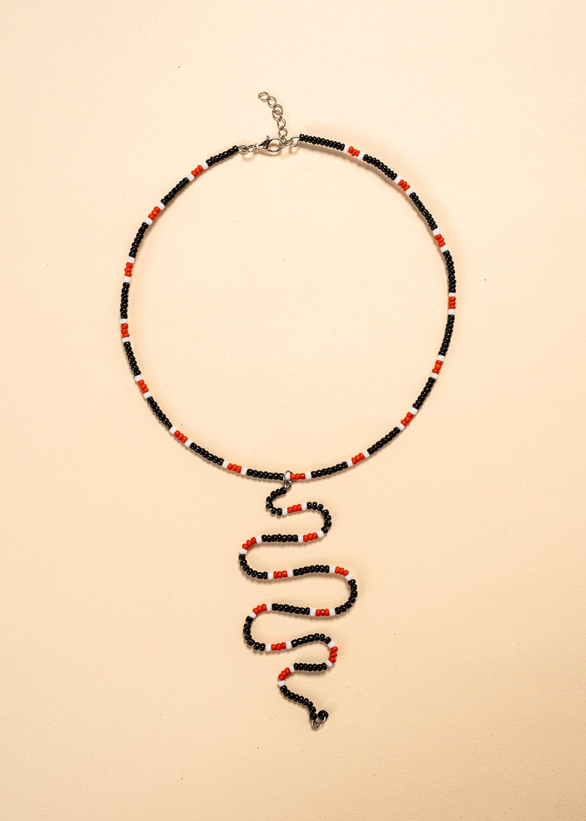 Os colares e gargantilhas indígenas de miçangas ou sementes são jóias feitas por mulheres, carregadas de força ancestral. Conheça as artes feitas à mão e confira a beleza do artesanato indígena. Confira os colares com desconto no nosso Bazar!