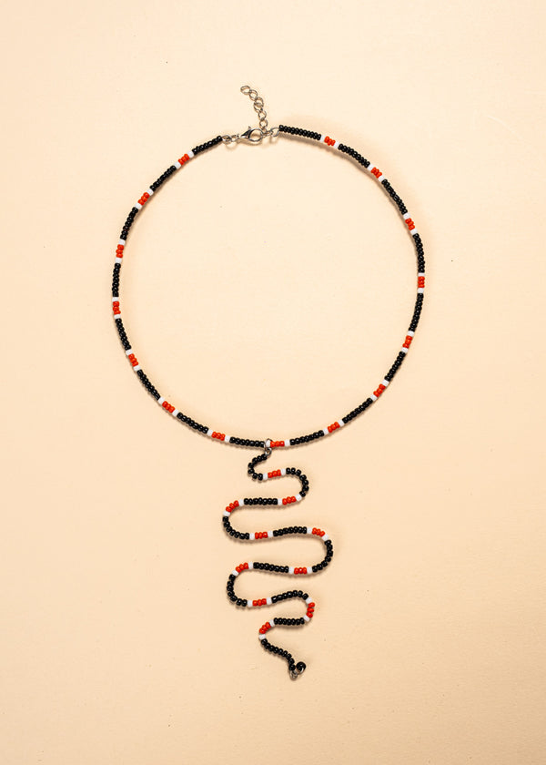 Os colares e gargantilhas indígenas de miçangas ou sementes são jóias feitas por mulheres, carregadas de força ancestral. Conheça as artes feitas à mão e confira a beleza do artesanato indígena. Confira os colares com desconto no nosso Bazar!