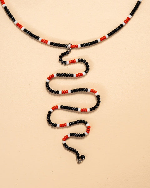 Os colares e gargantilhas indígenas de miçangas ou sementes são jóias feitas por mulheres, carregadas de força ancestral. Conheça as artes feitas à mão e confira a beleza do artesanato indígena. Confira os colares com desconto no nosso Bazar!