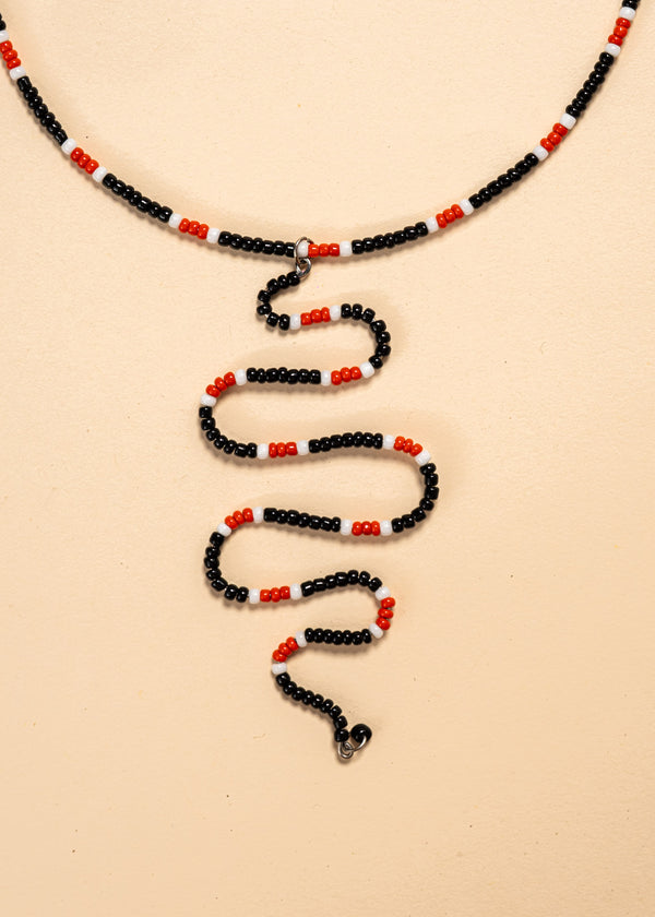 Os colares e gargantilhas indígenas de miçangas ou sementes são jóias feitas por mulheres, carregadas de força ancestral. Conheça as artes feitas à mão e confira a beleza do artesanato indígena. Confira os colares com desconto no nosso Bazar!