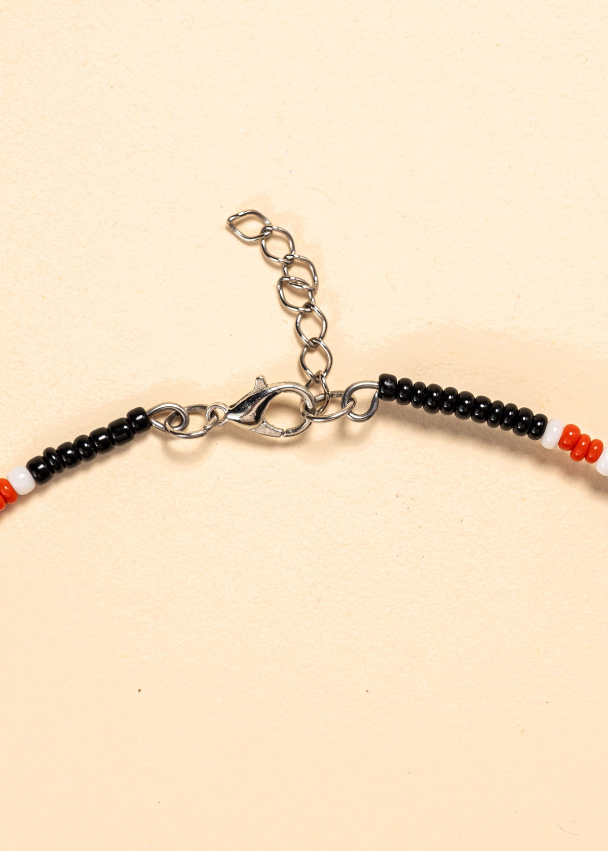 Os colares e gargantilhas indígenas de miçangas ou sementes são jóias feitas por mulheres, carregadas de força ancestral. Conheça as artes feitas à mão e confira a beleza do artesanato indígena. Confira os colares com desconto no nosso Bazar!