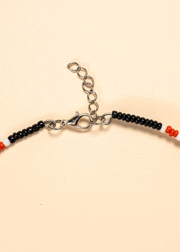 Os colares e gargantilhas indígenas de miçangas ou sementes são jóias feitas por mulheres, carregadas de força ancestral. Conheça as artes feitas à mão e confira a beleza do artesanato indígena. Confira os colares com desconto no nosso Bazar!