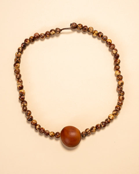 Os colares e gargantilhas indígenas de miçangas ou sementes são jóias feitas por mulheres, carregadas de força ancestral. Conheça as artes feitas à mão e confira a beleza do artesanato indígena. Confira os colares com desconto no nosso Bazar!