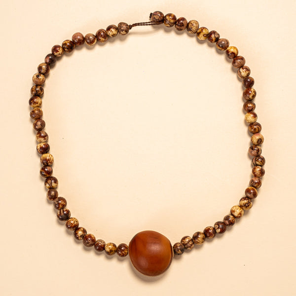 Os colares e gargantilhas indígenas de miçangas ou sementes são jóias feitas por mulheres, carregadas de força ancestral. Conheça as artes feitas à mão e confira a beleza do artesanato indígena. Confira os colares com desconto no nosso Bazar!