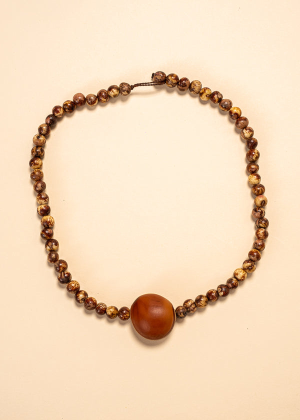 Os colares e gargantilhas indígenas de miçangas ou sementes são jóias feitas por mulheres, carregadas de força ancestral. Conheça as artes feitas à mão e confira a beleza do artesanato indígena. Confira os colares com desconto no nosso Bazar!