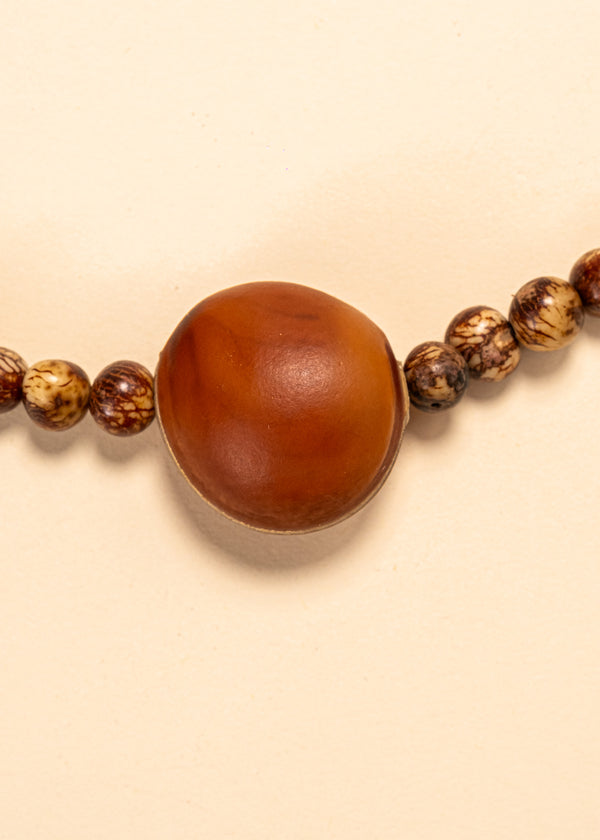 Os colares e gargantilhas indígenas de miçangas ou sementes são jóias feitas por mulheres, carregadas de força ancestral. Conheça as artes feitas à mão e confira a beleza do artesanato indígena. Confira os colares com desconto no nosso Bazar!