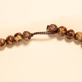 Os colares e gargantilhas indígenas de miçangas ou sementes são jóias feitas por mulheres, carregadas de força ancestral. Conheça as artes feitas à mão e confira a beleza do artesanato indígena. Confira os colares com desconto no nosso Bazar!