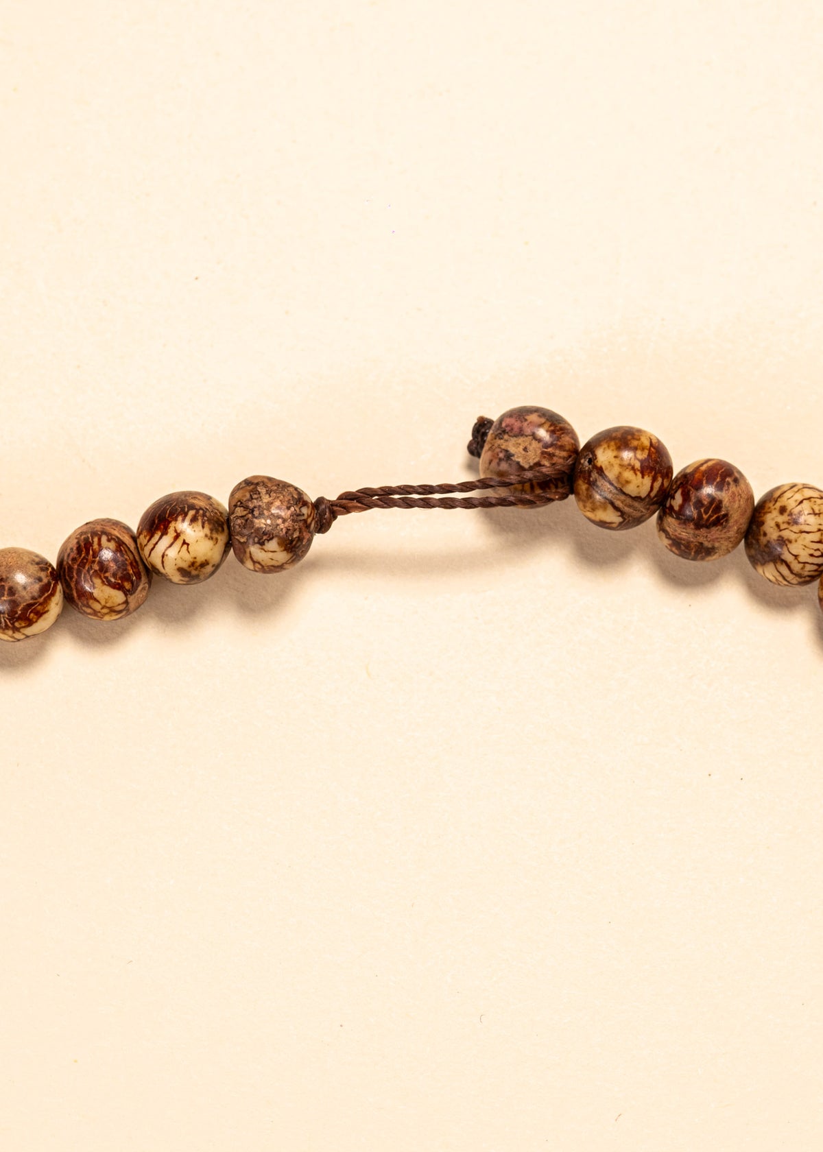 Os colares e gargantilhas indígenas de miçangas ou sementes são jóias feitas por mulheres, carregadas de força ancestral. Conheça as artes feitas à mão e confira a beleza do artesanato indígena. Confira os colares com desconto no nosso Bazar!