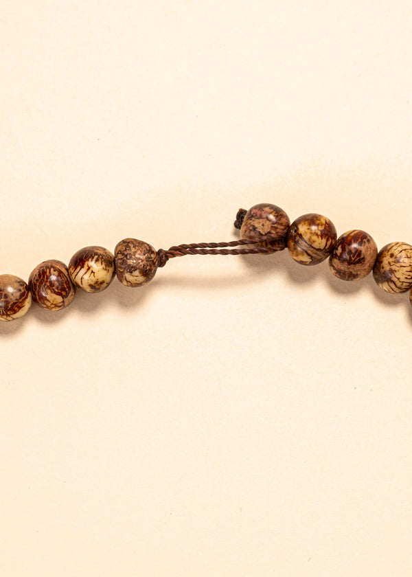 Os colares e gargantilhas indígenas de miçangas ou sementes são jóias feitas por mulheres, carregadas de força ancestral. Conheça as artes feitas à mão e confira a beleza do artesanato indígena. Confira os colares com desconto no nosso Bazar!