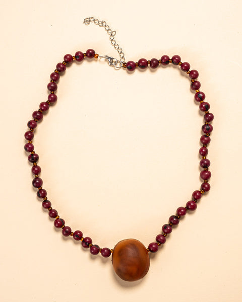 Os colares e gargantilhas indígenas de miçangas ou sementes são joias feitas por mulheres, carregadas de força ancestral. Conheça as artes feitas à mão e confira a beleza do artesanato indígena. Confira os colares com desconto no nosso Bazar!