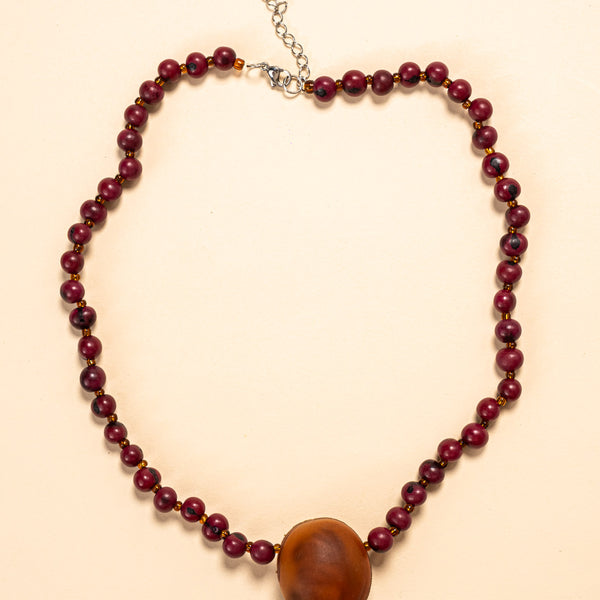 Os colares e gargantilhas indígenas de miçangas ou sementes são joias feitas por mulheres, carregadas de força ancestral. Conheça as artes feitas à mão e confira a beleza do artesanato indígena. Confira os colares com desconto no nosso Bazar!