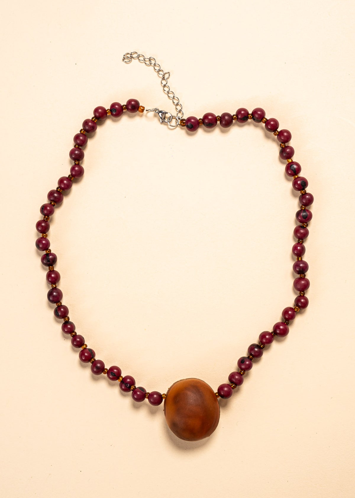 Os colares e gargantilhas indígenas de miçangas ou sementes são joias feitas por mulheres, carregadas de força ancestral. Conheça as artes feitas à mão e confira a beleza do artesanato indígena. Confira os colares com desconto no nosso Bazar!