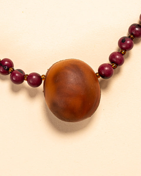 Os colares e gargantilhas indígenas de miçangas ou sementes são jóias feitas por mulheres, carregadas de força ancestral. Conheça as artes feitas à mão e confira a beleza do artesanato indígena. Confira os colares com desconto no nosso Bazar!