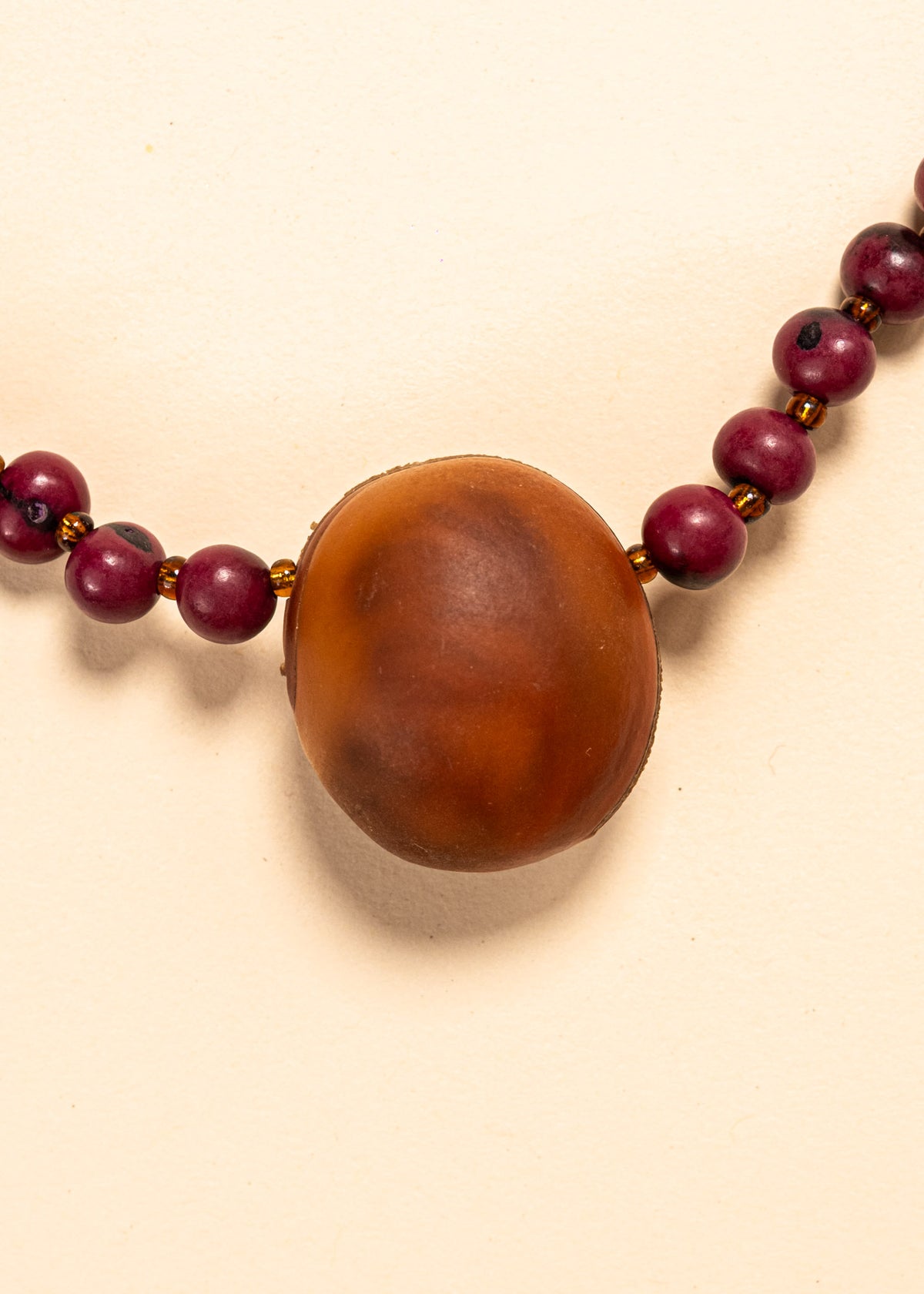 Os colares e gargantilhas indígenas de miçangas ou sementes são jóias feitas por mulheres, carregadas de força ancestral. Conheça as artes feitas à mão e confira a beleza do artesanato indígena. Confira os colares com desconto no nosso Bazar!