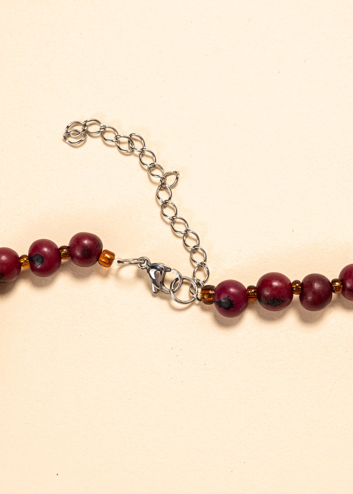 Os colares e gargantilhas indígenas de miçangas ou sementes são jóias feitas por mulheres, carregadas de força ancestral. Conheça as artes feitas à mão e confira a beleza do artesanato indígena. Confira os colares com desconto no nosso Bazar!