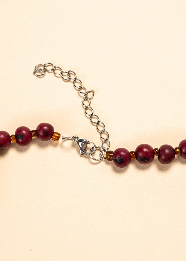 Os colares e gargantilhas indígenas de miçangas ou sementes são jóias feitas por mulheres, carregadas de força ancestral. Conheça as artes feitas à mão e confira a beleza do artesanato indígena. Confira os colares com desconto no nosso Bazar!