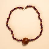 Os colares e gargantilhas indígenas de miçangas ou sementes são joias feitas por mulheres, carregadas de força ancestral. Conheça as artes feitas à mão e confira a beleza do artesanato indígena. Confira os colares com desconto no nosso Bazar!