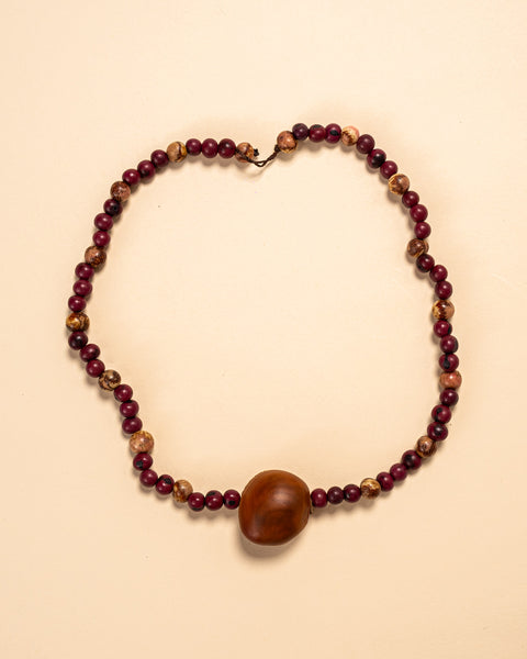 Os colares e gargantilhas indígenas de miçangas ou sementes são joias feitas por mulheres, carregadas de força ancestral. Conheça as artes feitas à mão e confira a beleza do artesanato indígena. Confira os colares com desconto no nosso Bazar!