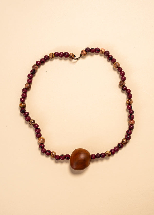 Os colares e gargantilhas indígenas de miçangas ou sementes são joias feitas por mulheres, carregadas de força ancestral. Conheça as artes feitas à mão e confira a beleza do artesanato indígena. Confira os colares com desconto no nosso Bazar!