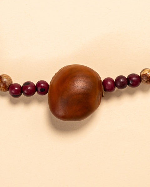 Os colares e gargantilhas indígenas de miçangas ou sementes são jóias feitas por mulheres, carregadas de força ancestral. Conheça as artes feitas à mão e confira a beleza do artesanato indígena. Confira os colares com desconto no nosso Bazar!