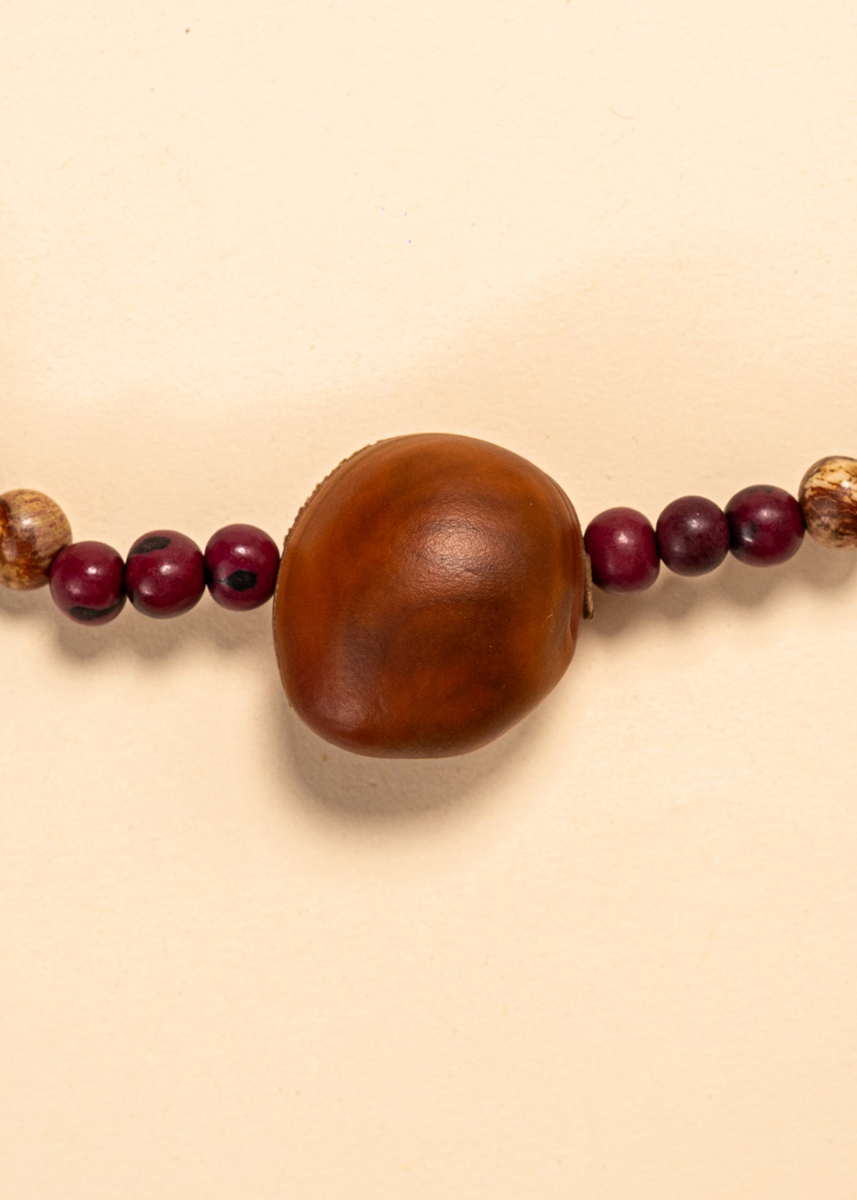 Os colares e gargantilhas indígenas de miçangas ou sementes são jóias feitas por mulheres, carregadas de força ancestral. Conheça as artes feitas à mão e confira a beleza do artesanato indígena. Confira os colares com desconto no nosso Bazar!