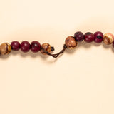 Os colares e gargantilhas indígenas de miçangas ou sementes são joias feitas por mulheres, carregadas de força ancestral. Conheça as artes feitas à mão e confira a beleza do artesanato indígena. Confira os colares com desconto no nosso Bazar!