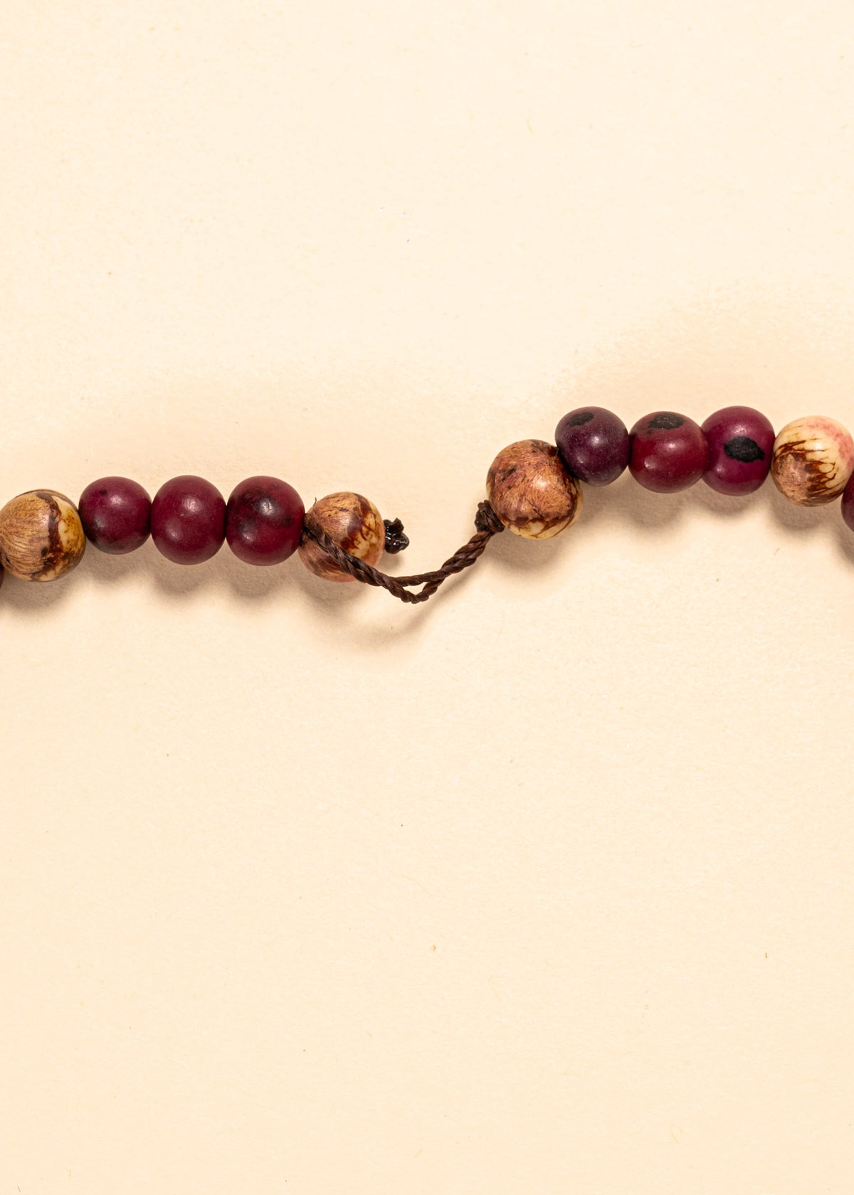 Os colares e gargantilhas indígenas de miçangas ou sementes são joias feitas por mulheres, carregadas de força ancestral. Conheça as artes feitas à mão e confira a beleza do artesanato indígena. Confira os colares com desconto no nosso Bazar!