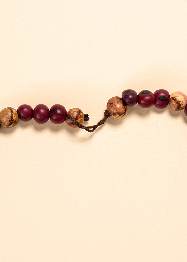 Os colares e gargantilhas indígenas de miçangas ou sementes são joias feitas por mulheres, carregadas de força ancestral. Conheça as artes feitas à mão e confira a beleza do artesanato indígena. Confira os colares com desconto no nosso Bazar!