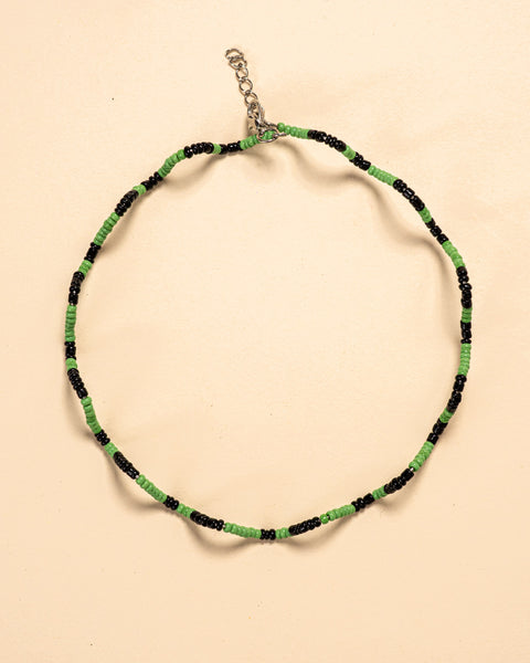 Os colares e gargantilhas indígenas de miçangas e sementes são joias feitas por mulheres, carregadas de força ancestral. Conheça as artes feitas à mão e confira a beleza do artesanato indígena. Confira os colares com desconto no nosso Bazar!