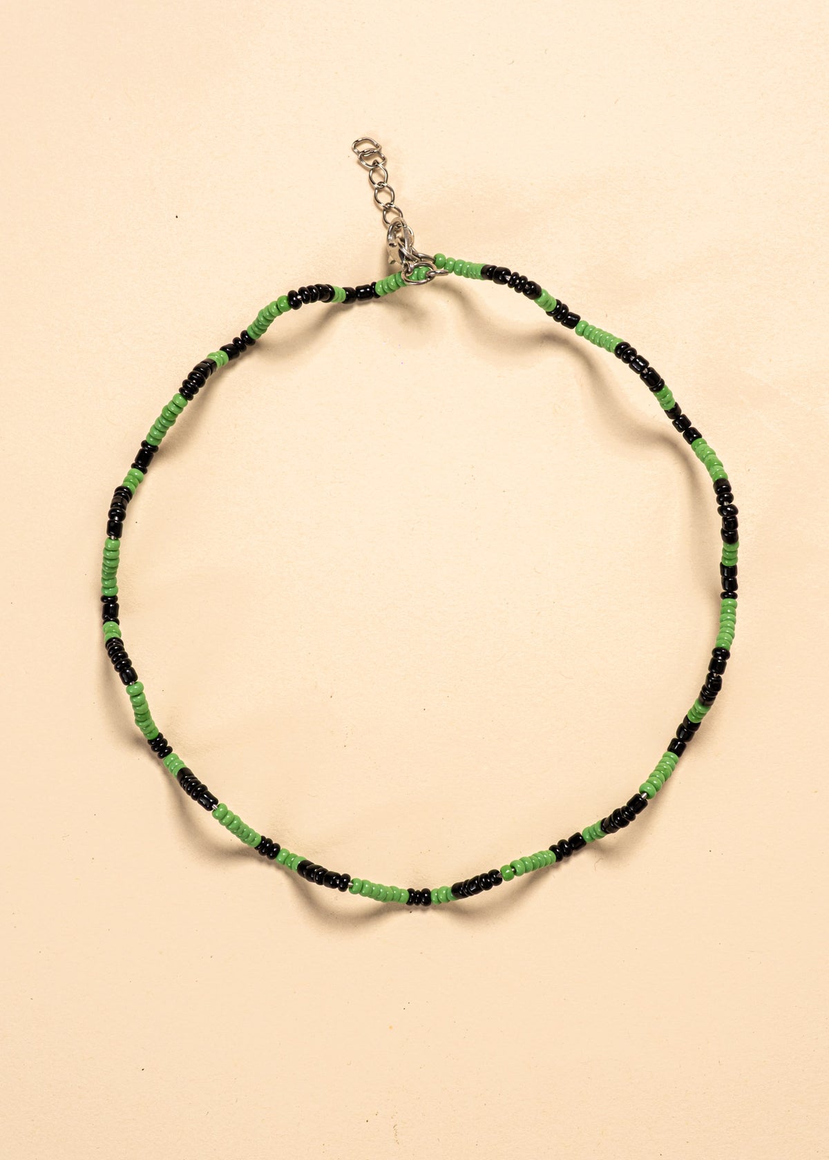 Os colares e gargantilhas indígenas de miçangas e sementes são joias feitas por mulheres, carregadas de força ancestral. Conheça as artes feitas à mão e confira a beleza do artesanato indígena. Confira os colares com desconto no nosso Bazar!