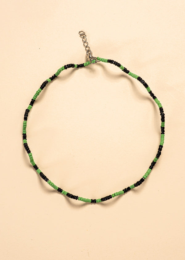 Os colares e gargantilhas indígenas de miçangas e sementes são joias feitas por mulheres, carregadas de força ancestral. Conheça as artes feitas à mão e confira a beleza do artesanato indígena. Confira os colares com desconto no nosso Bazar!