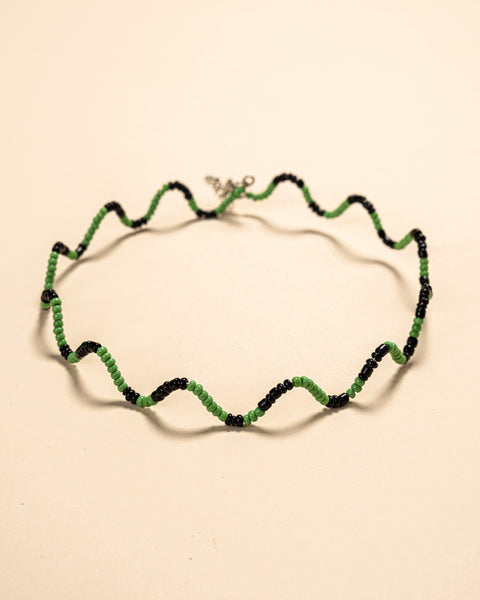 Os colares e gargantilhas indígenas de miçangas e sementes são joias feitas por mulheres, carregadas de força ancestral. Conheça as artes feitas à mão e confira a beleza do artesanato indígena. Confira os colares com desconto no nosso Bazar!