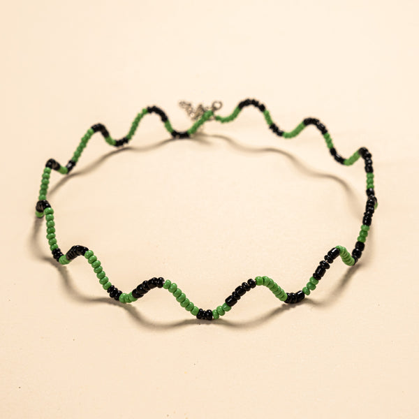 Os colares e gargantilhas indígenas de miçangas e sementes são joias feitas por mulheres, carregadas de força ancestral. Conheça as artes feitas à mão e confira a beleza do artesanato indígena. Confira os colares com desconto no nosso Bazar!