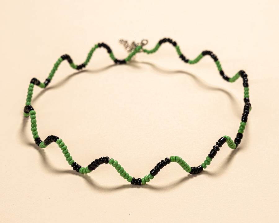 Os colares e gargantilhas indígenas de miçangas e sementes são joias feitas por mulheres, carregadas de força ancestral. Conheça as artes feitas à mão e confira a beleza do artesanato indígena. Confira os colares com desconto no nosso Bazar!