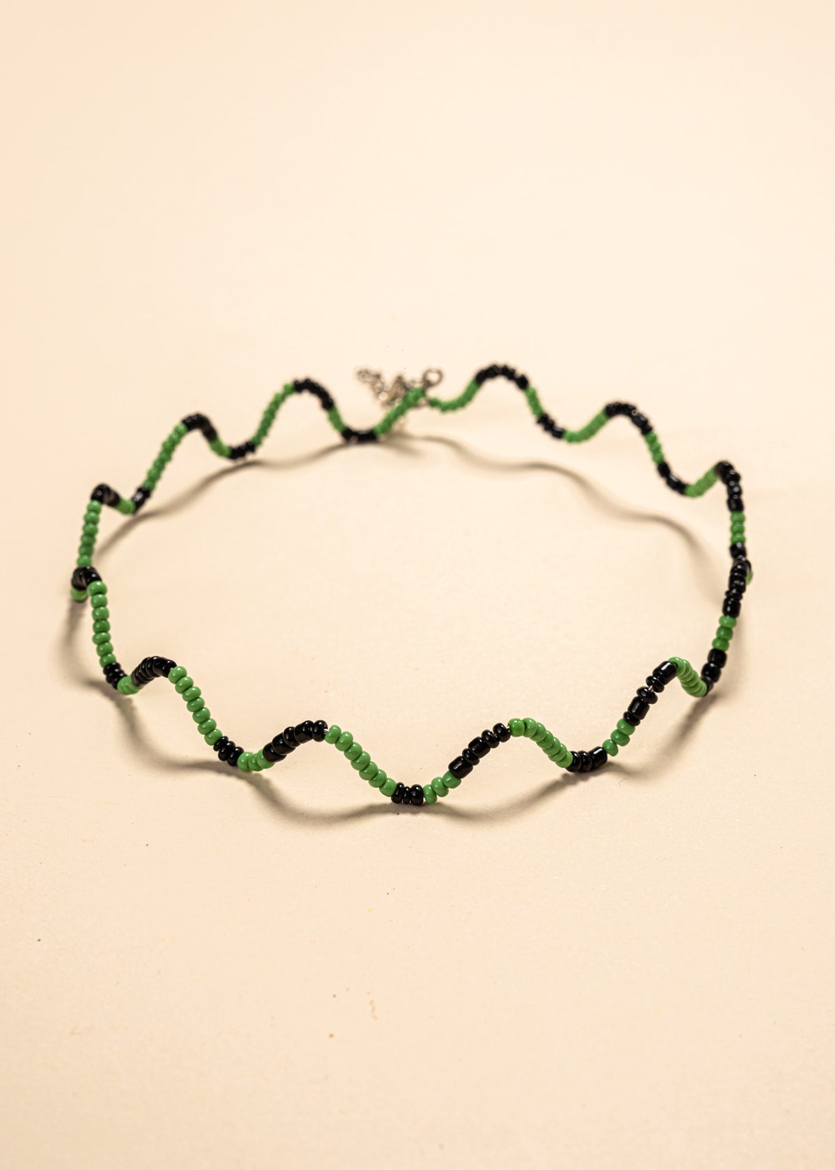 Os colares e gargantilhas indígenas de miçangas e sementes são joias feitas por mulheres, carregadas de força ancestral. Conheça as artes feitas à mão e confira a beleza do artesanato indígena. Confira os colares com desconto no nosso Bazar!