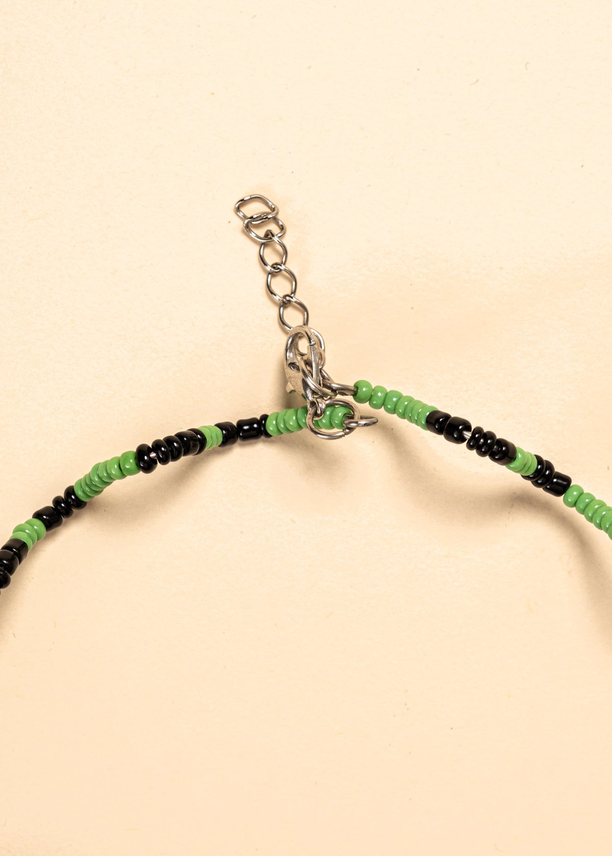 Os colares e gargantilhas indígenas de miçangas e sementes são joias feitas por mulheres, carregadas de força ancestral. Conheça as artes feitas à mão e confira a beleza do artesanato indígena. Confira os colares com desconto no nosso Bazar!