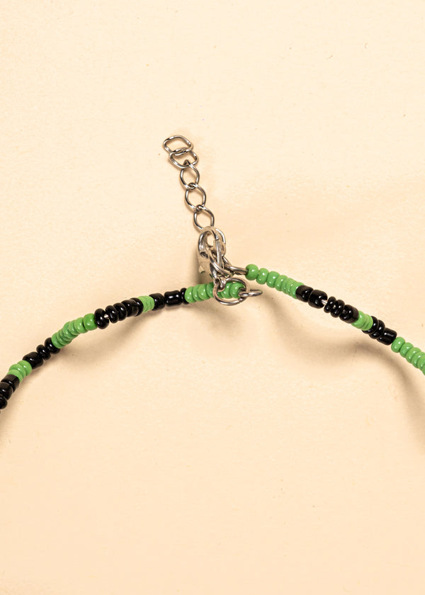 Os colares e gargantilhas indígenas de miçangas e sementes são joias feitas por mulheres, carregadas de força ancestral. Conheça as artes feitas à mão e confira a beleza do artesanato indígena. Confira os colares com desconto no nosso Bazar!