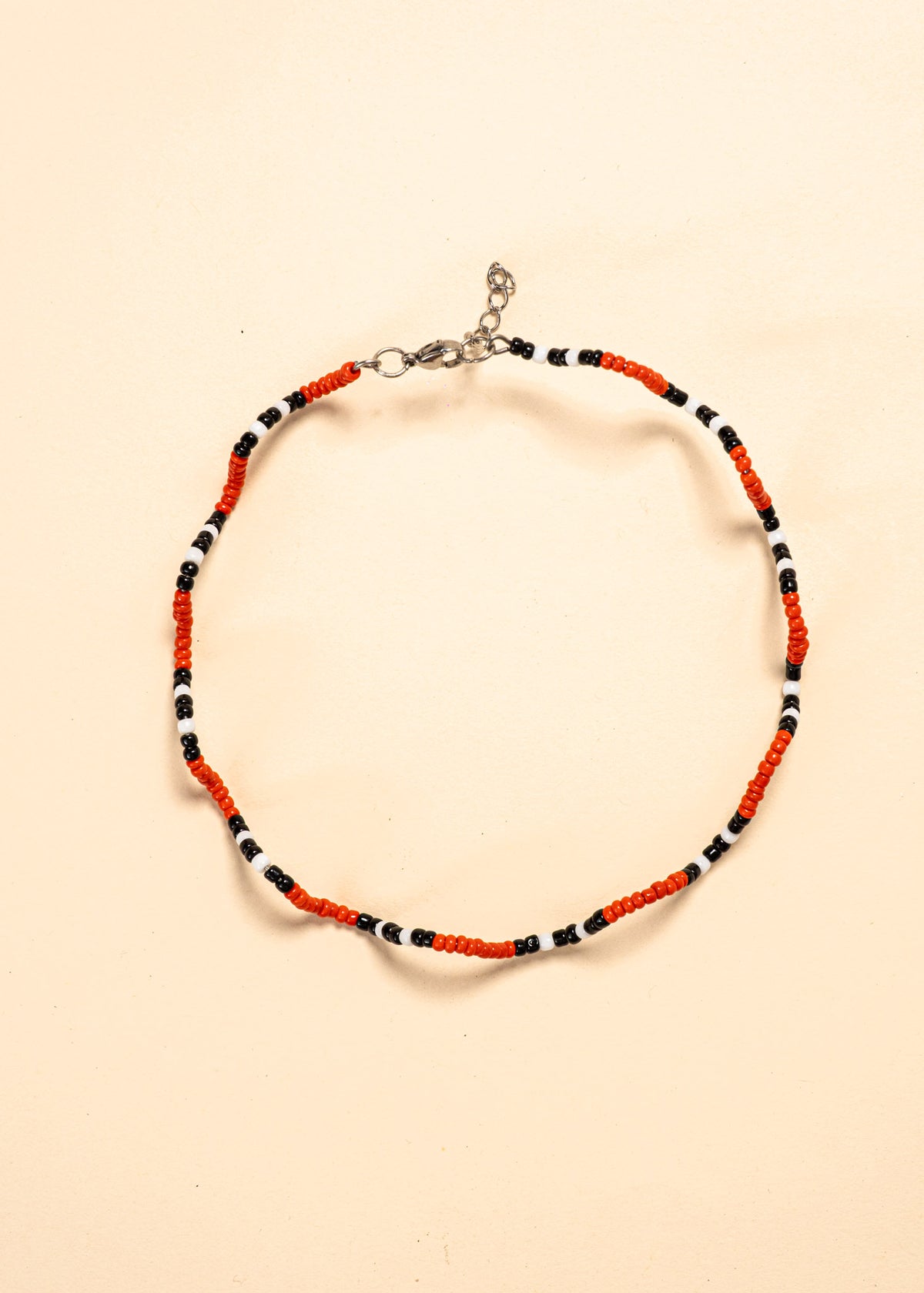 Os colares e gargantilhas indígenas de miçangas ou sementes são jóias feitas por mulheres, carregadas de força ancestral. Conheça as artes feitas à mão e confira a beleza do artesanato indígena. Confira os colares com desconto no nosso Bazar!