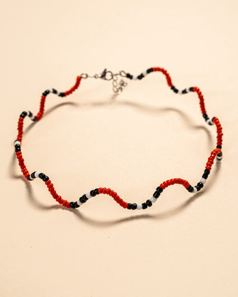 Os colares e gargantilhas indígenas de miçangas ou sementes são jóias feitas por mulheres, carregadas de força ancestral. Conheça as artes feitas à mão e confira a beleza do artesanato indígena. Confira os colares com desconto no nosso Bazar!