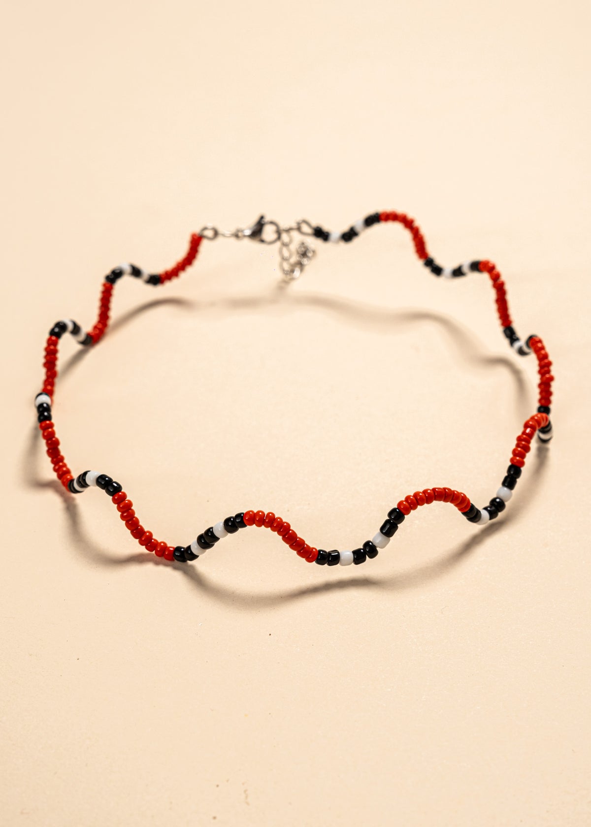 Os colares e gargantilhas indígenas de miçangas ou sementes são jóias feitas por mulheres, carregadas de força ancestral. Conheça as artes feitas à mão e confira a beleza do artesanato indígena. Confira os colares com desconto no nosso Bazar!